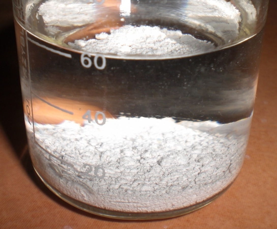 Ilustracja do artykułu "Krystaloluminescencja chlorku sodu"
